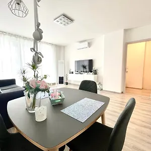 West Budapest-edge Of Downtown-free Parking Apartment